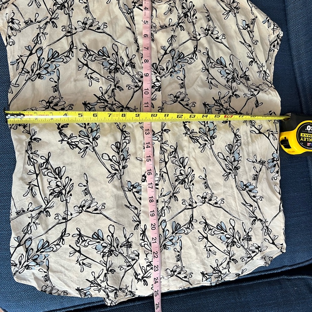 Blouse silk CLUB MONACO SIZE SP Color crem/floral blue/ black flowers . - Picture 4 of 5